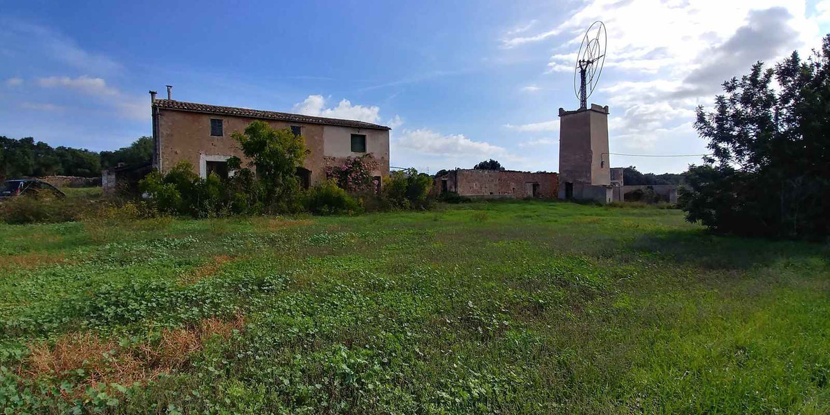 Rustic property of about 73,500 m2 of land and more than 1,200 m2 built on the old road of Sineu. Th, Spain