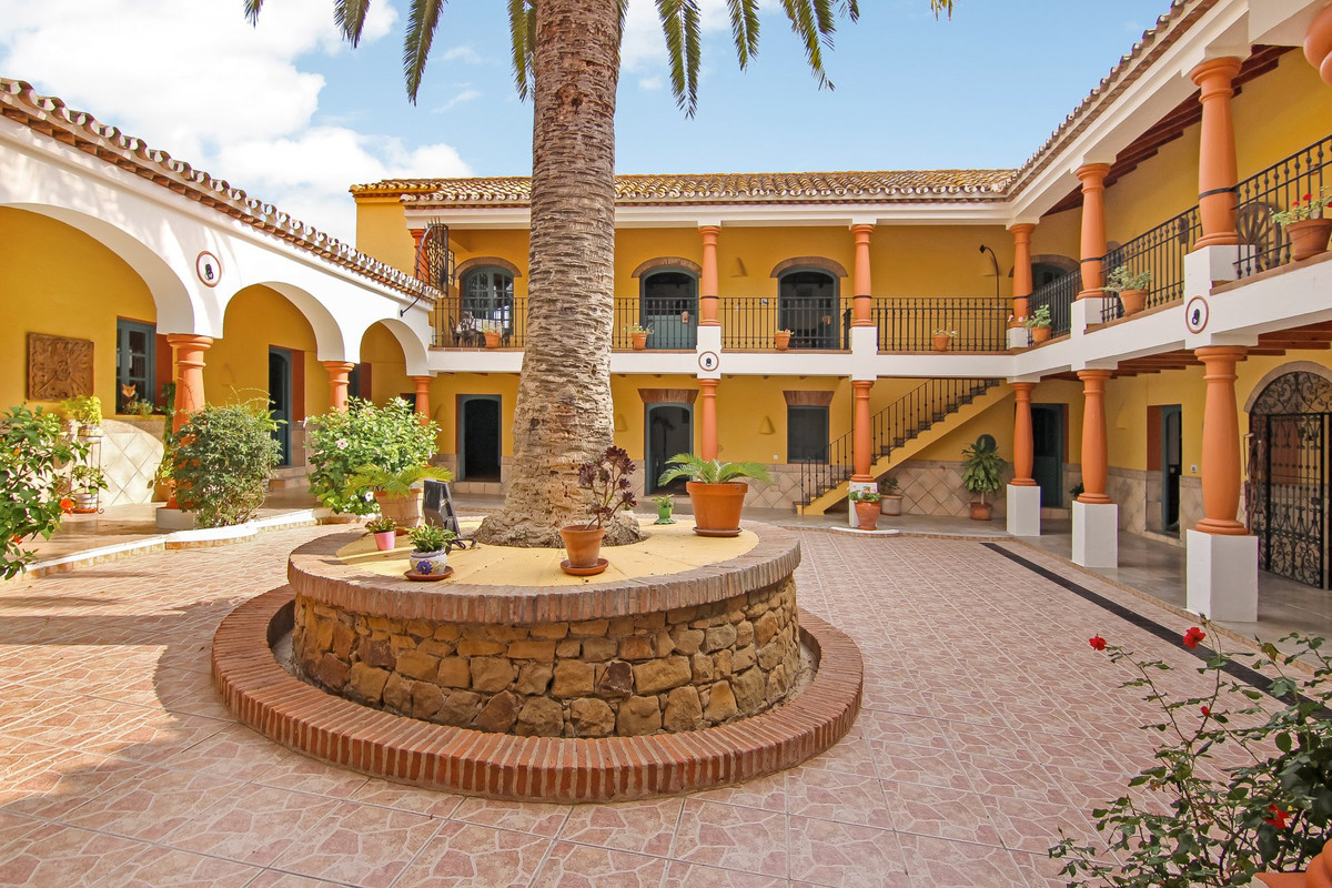 8 bedroom Villa For Sale in Sotogrande, Cádiz - thumb 9
