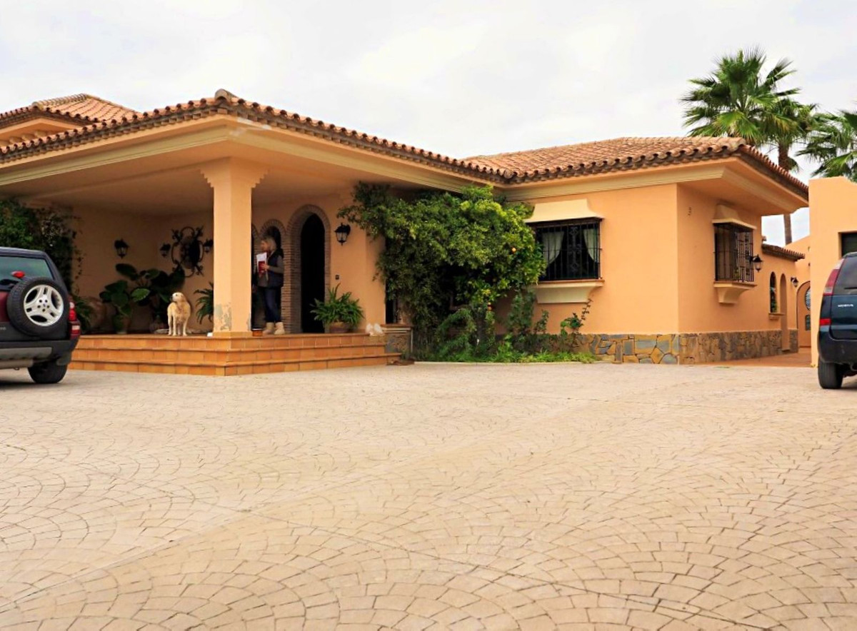 5 bedroom Villa For Sale in Estepona, Málaga - thumb 34