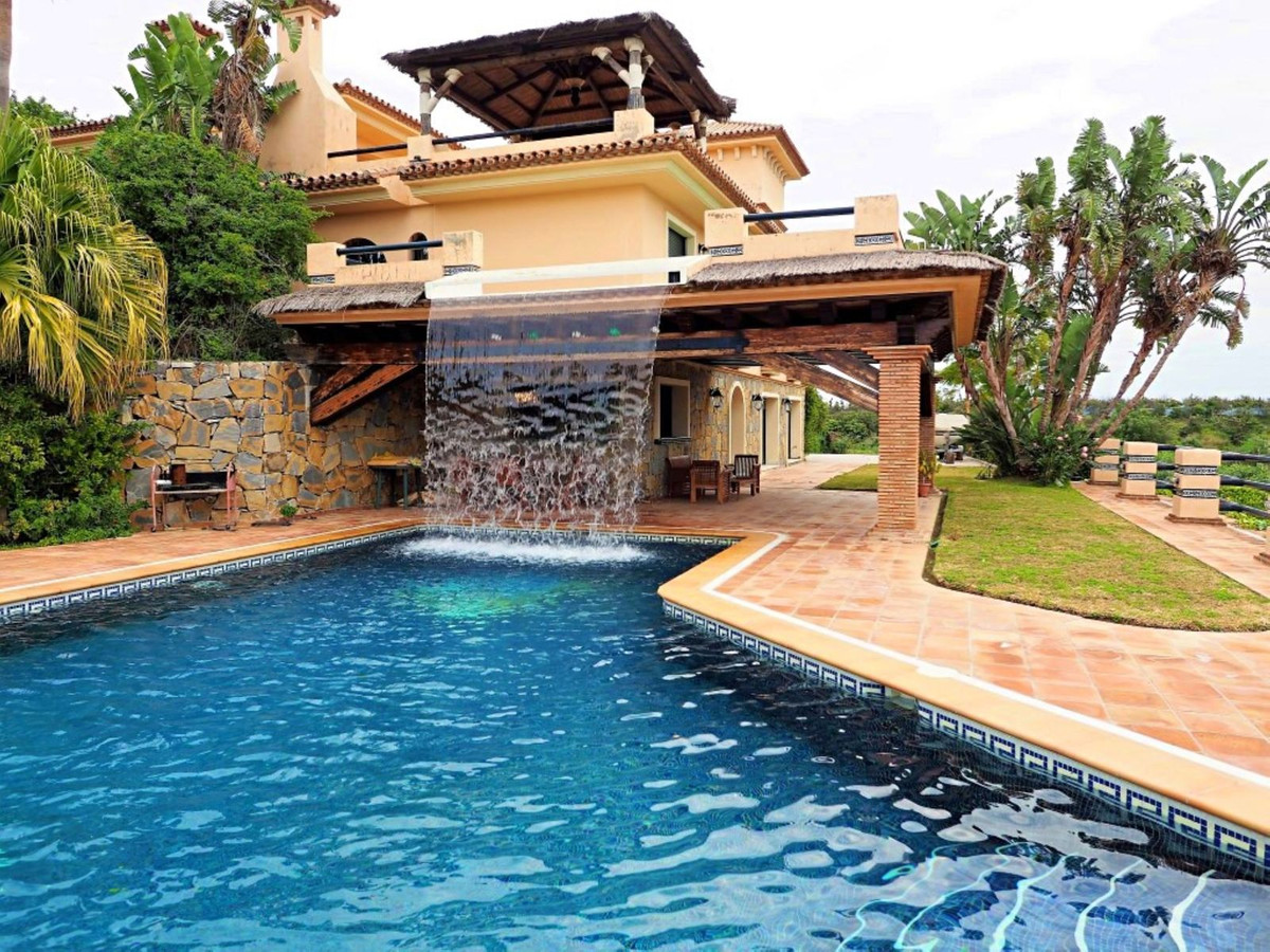 5 bedroom Villa For Sale in Estepona, Málaga - thumb 9