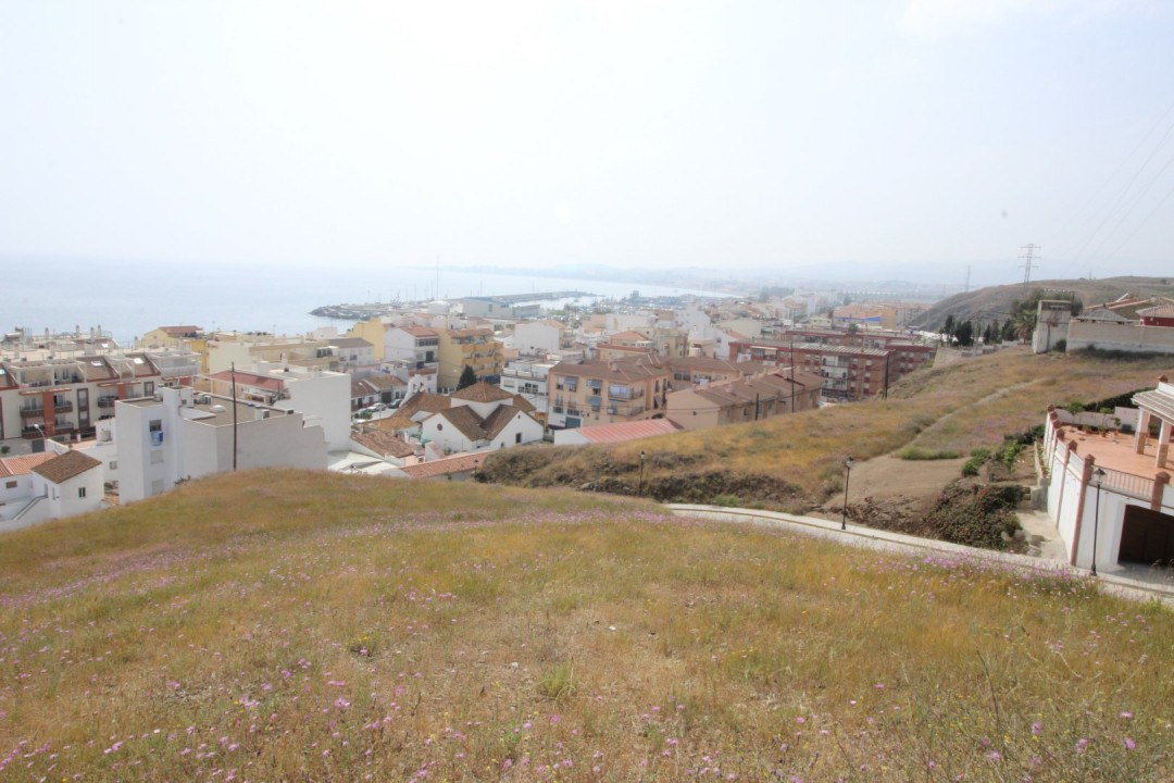 Super plot in the area of Caleta de Vélez, to build two houses with project in process, stunning views of the sea and the port, you can see the coast