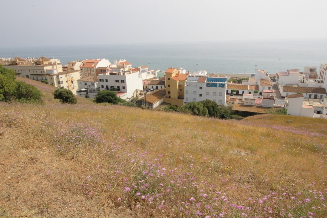 Super plot in the area of Caleta de Vélez, to build two houses with project in process, stunning views of the sea and the port, you can see the coast