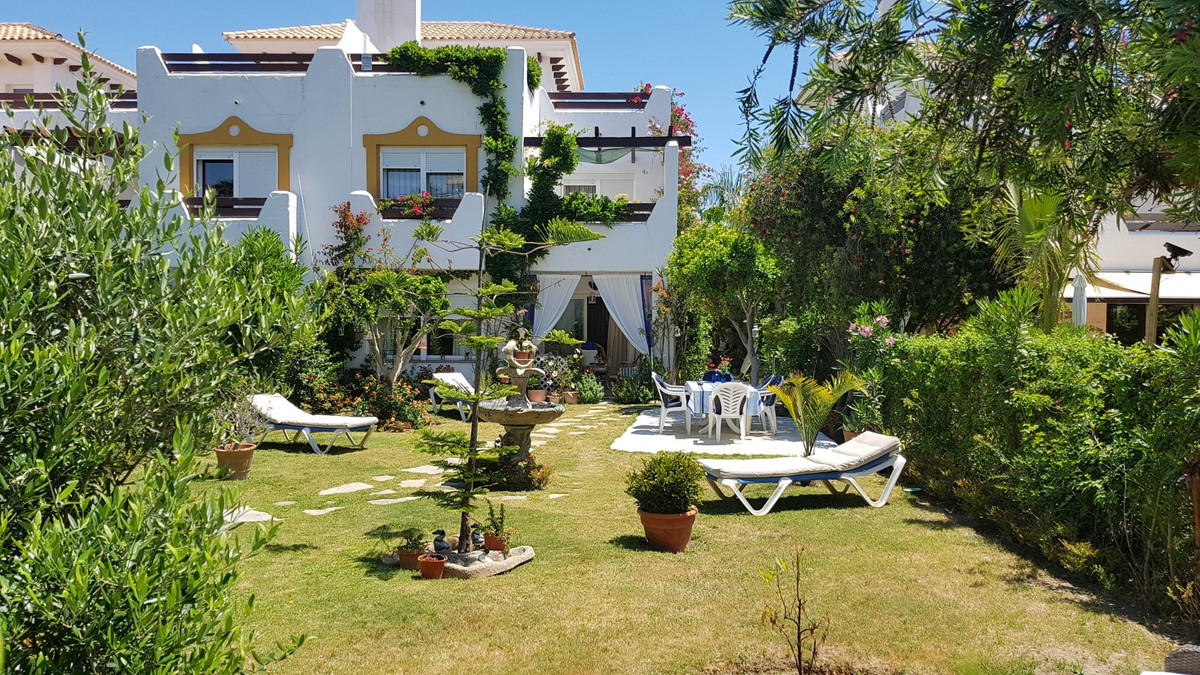 4 bedroom Townhouse For Sale in Selwo, Málaga