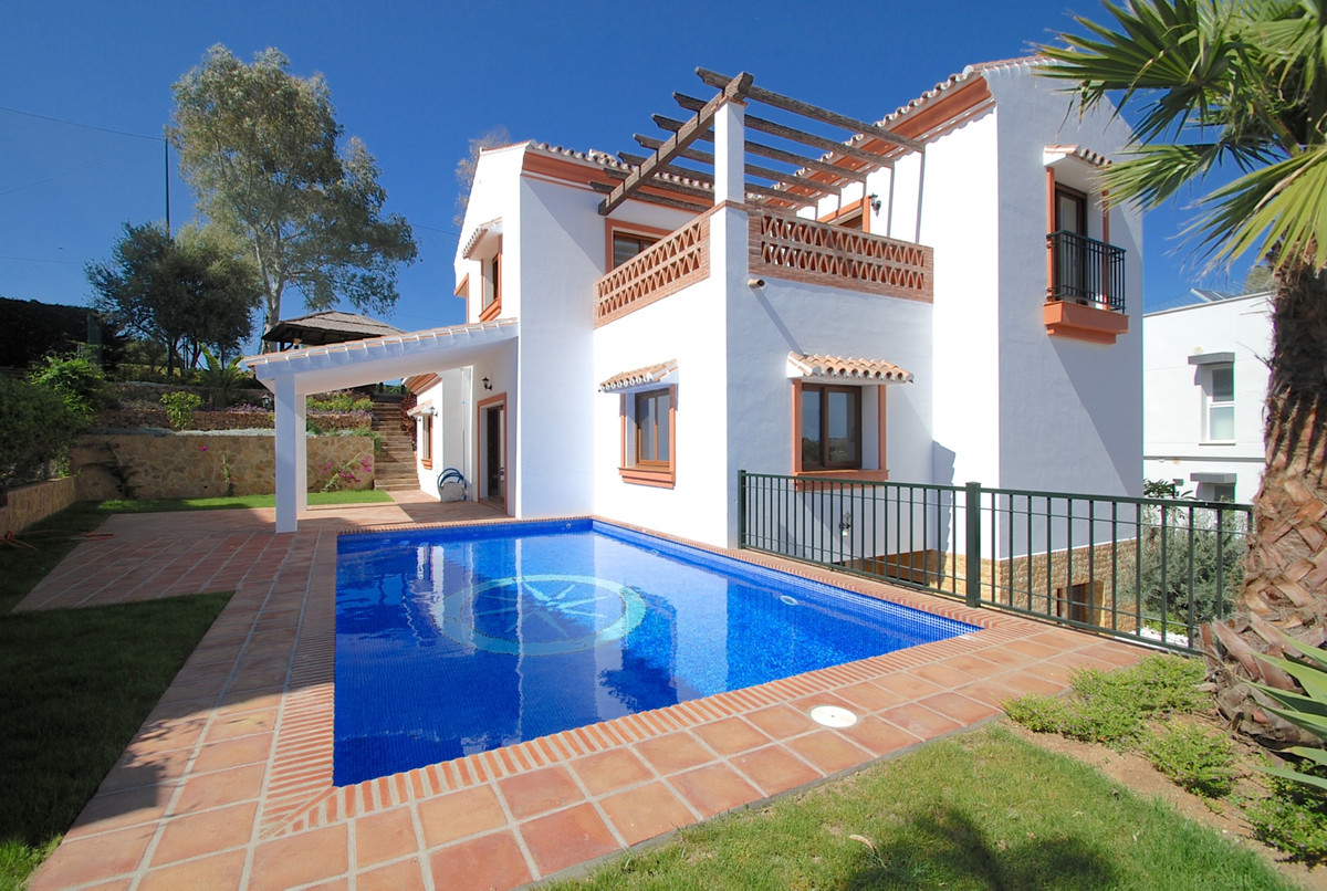 The villa is built on a plot of 716 m2 and has 453 m2 built. On the ground floor there is a spacious, Spain