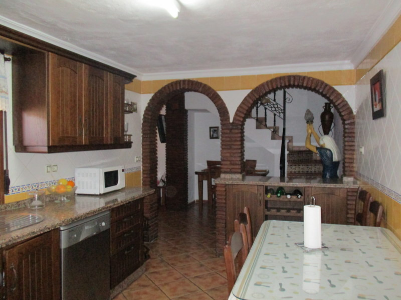 Fully refurbished traditional village house enjoying a splendid elevated location in the historic centre of Alora pueblo.