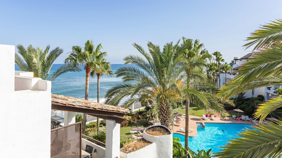 Exclusive, south-west facing duplex penthouse with sea views in one of the most prestigious beachfront developments in Puerto Banús (Marbella).