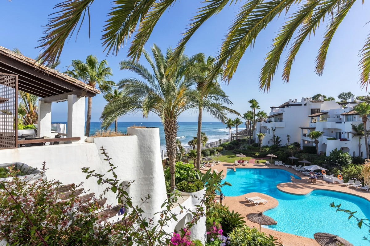 Exclusive, south-west facing duplex penthouse with sea views in one of the most prestigious beachfront developments in Puerto Banús (Marbella).