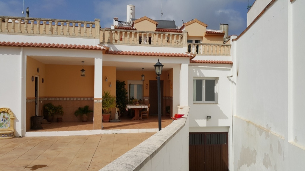 2260-V  For sale a brand new and large townhouse only  100m from the center and the townhall;  built on a 735m2 fenced plot with high quality mater...