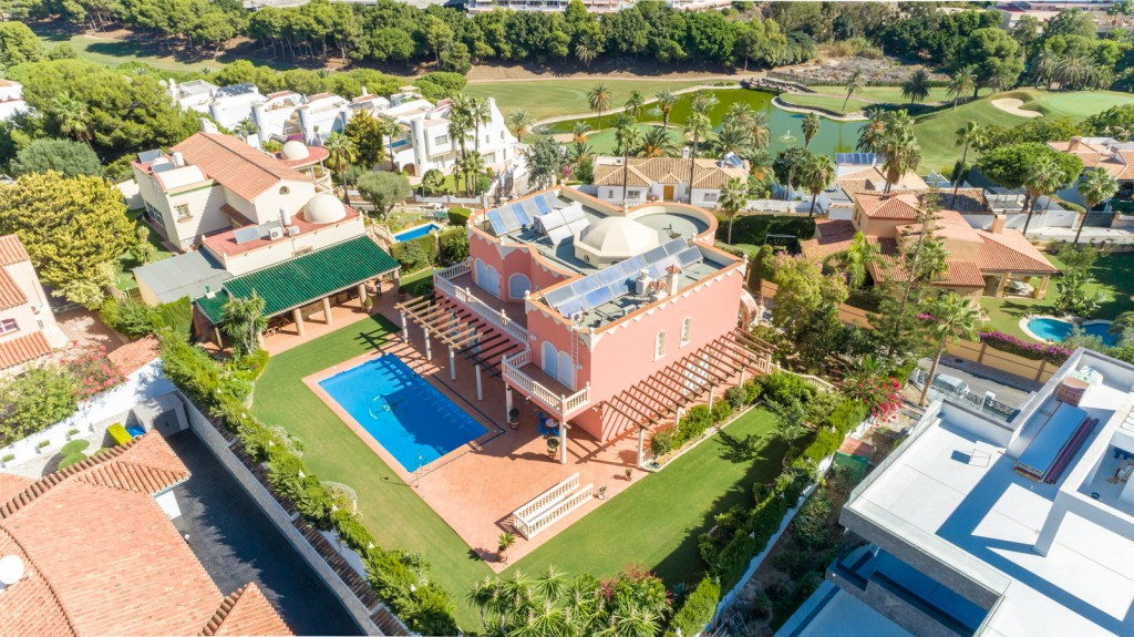 7 bedroom Villa For Sale in Benalmadena, Málaga - thumb 2