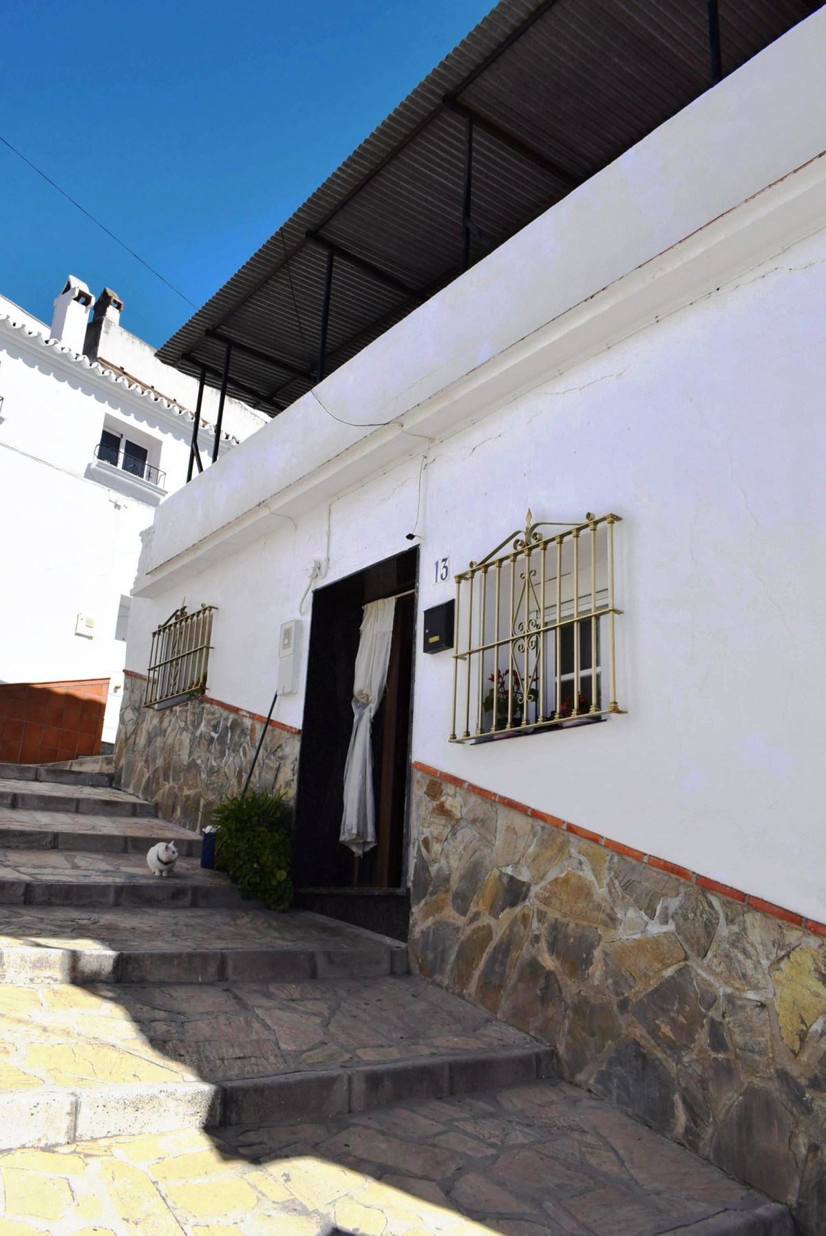 This townhouse in the center of Algorrobo contains 3 bedrooms, lounge/dining, 1 bathroom, 1 utility room a storage room and a very spacious roof te...