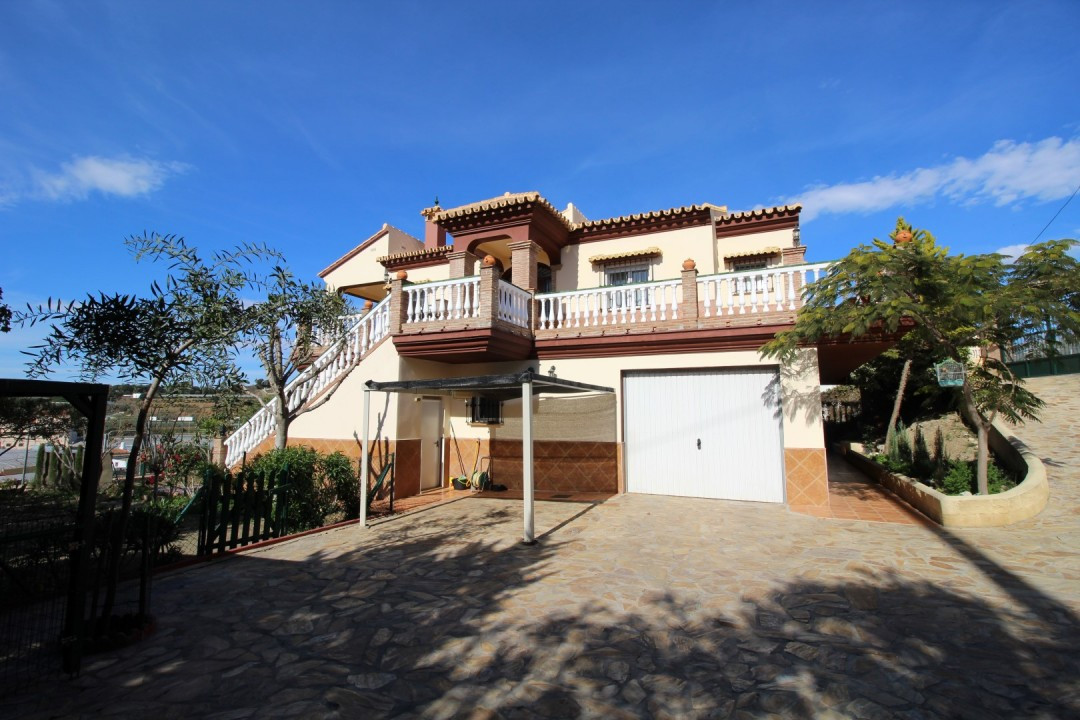 Wonderful villa with views to the sea in Algarrobo Costa. This house is divided in two floors, the m, Spain