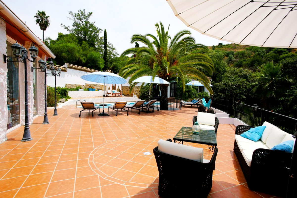 Guest House for sale in Marbella R2044385