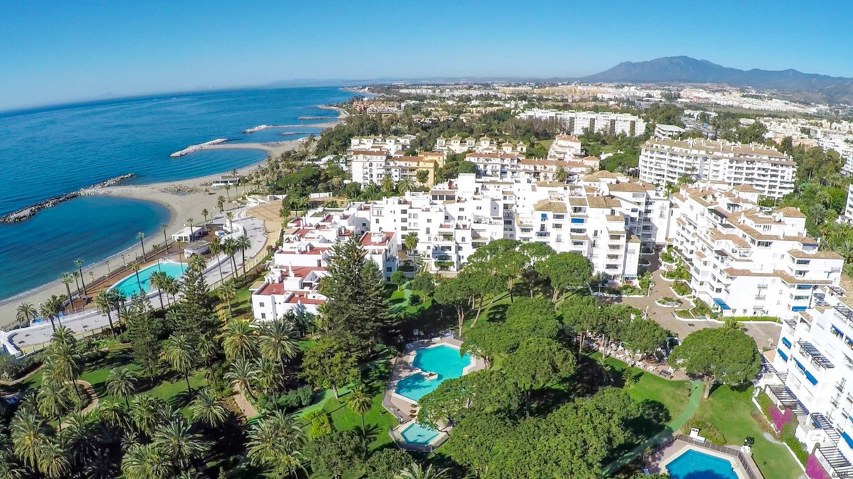 Delightful bright and spacious beachside apartment situated in the renowned residential complex of L, Spain