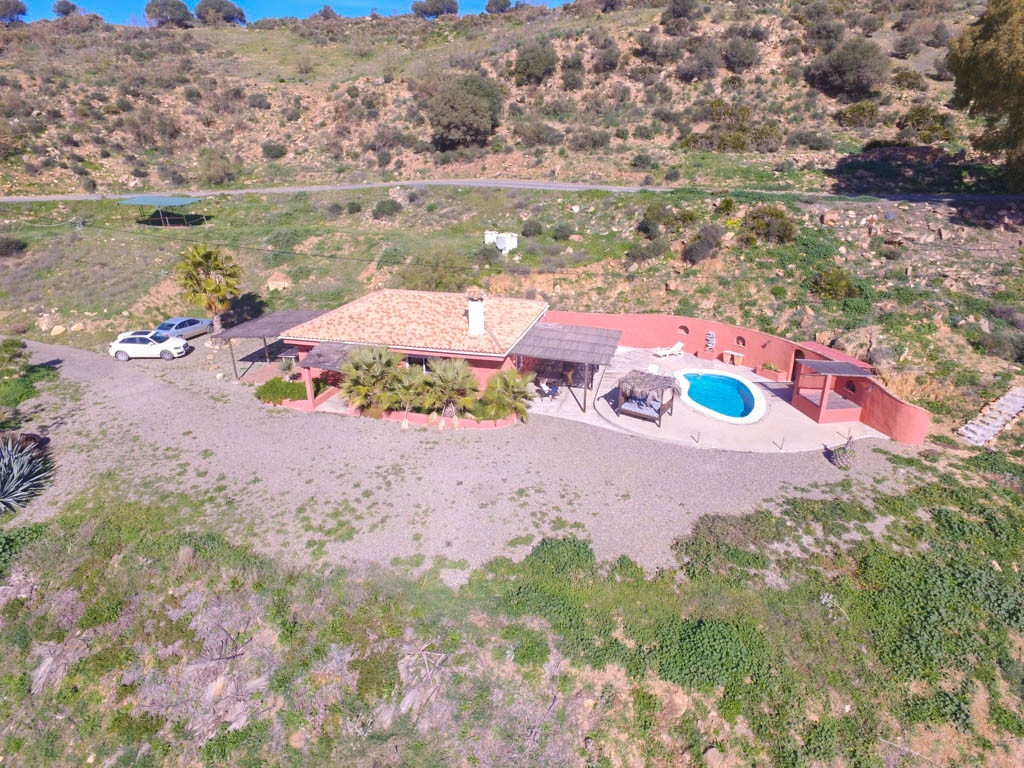 Beautiful Finca with a large plot and panoramic views !!