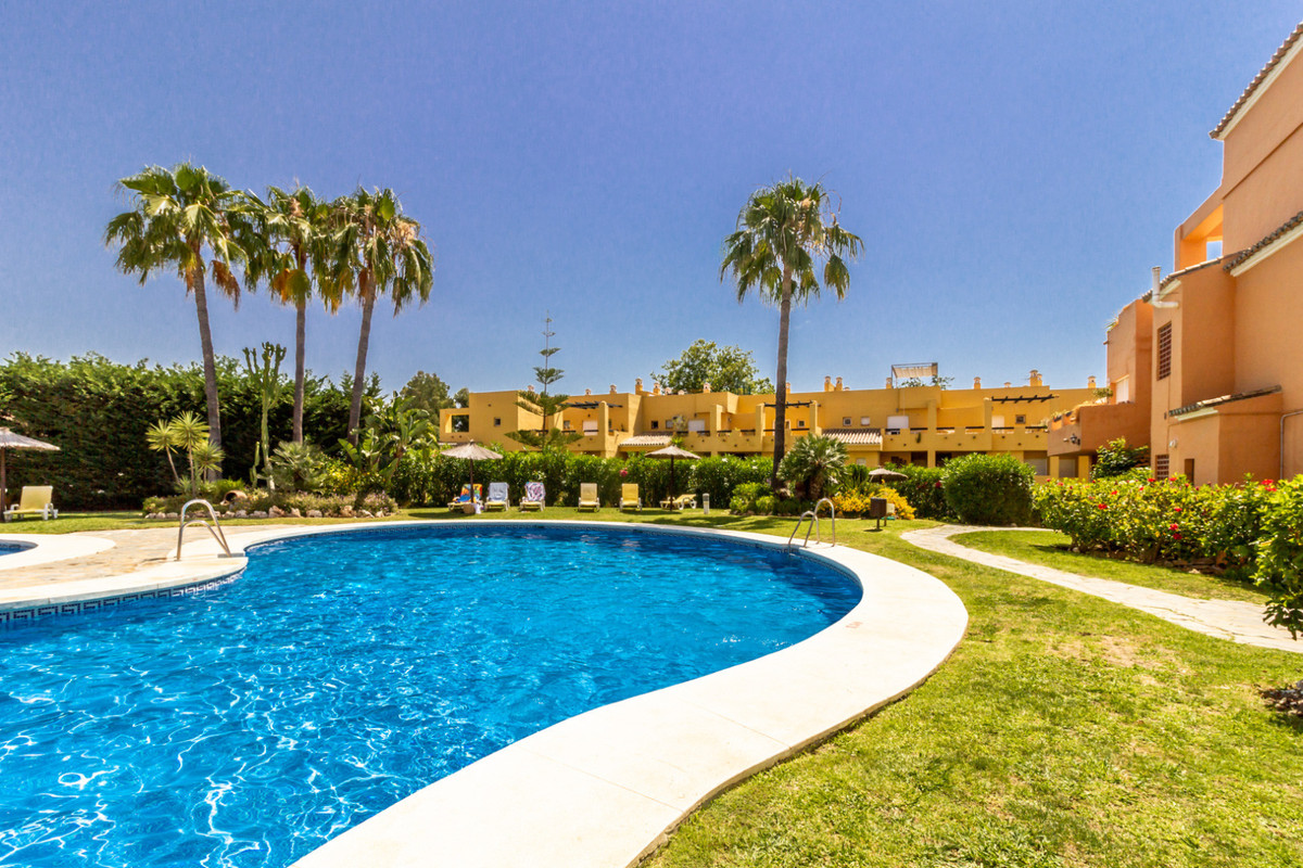 2 bed Penthouse for sale in Guadalmina Alta
