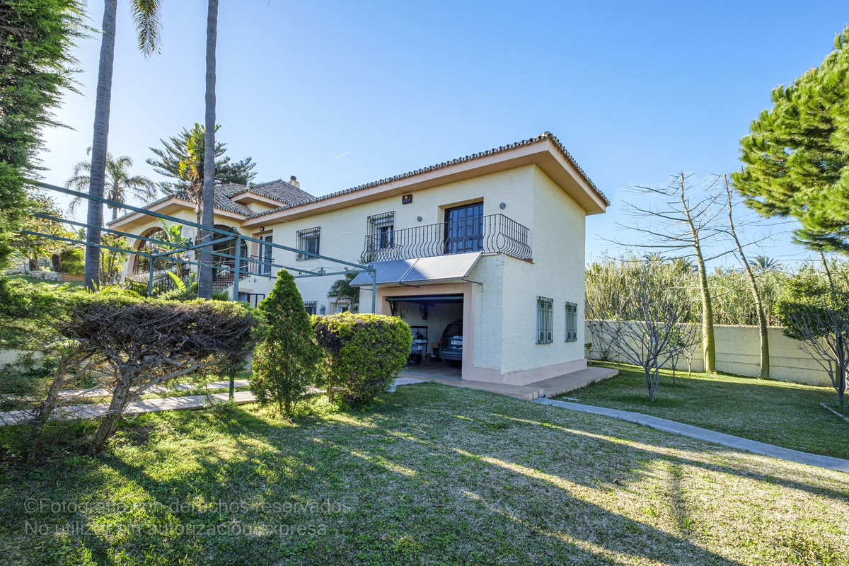 Villa Detached in New Golden Mile, Costa del Sol
