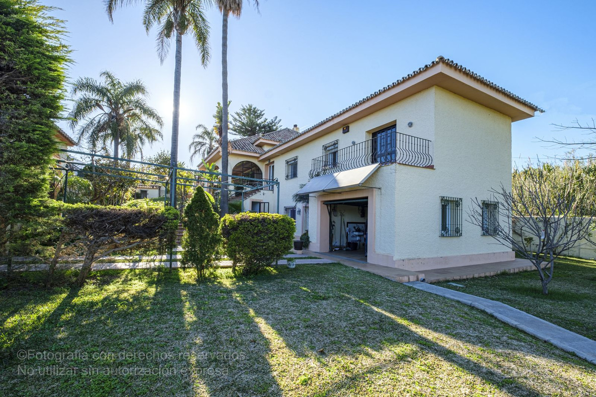 Villa Detached in New Golden Mile, Costa del Sol
