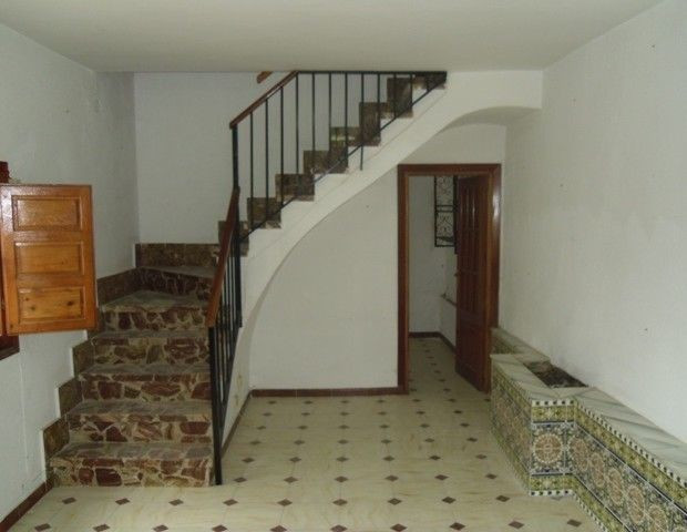 A large spacious village house situated in the village of Canillas de Aceituno with accommodation comprising hallway, lounge with fireplace, fitted...