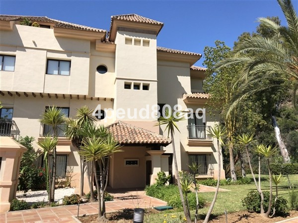 West facing ground floor apartment with nice views onto the green area & private garden with par, Spain