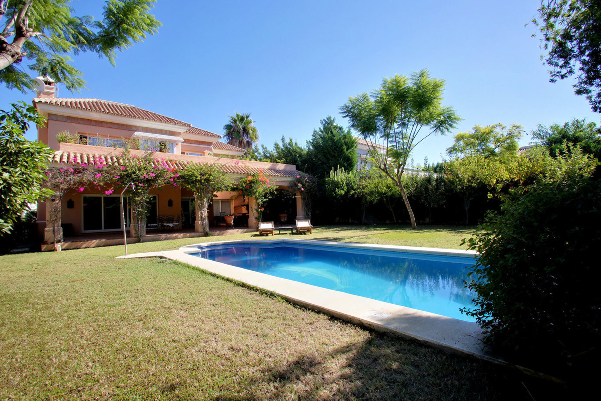 Detached Villa for sale in Nueva Andalucía R2858747