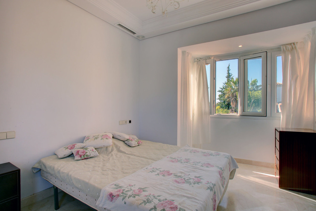 4 bedroom Villa For Sale in Nueva Andalucía, Málaga - thumb 13