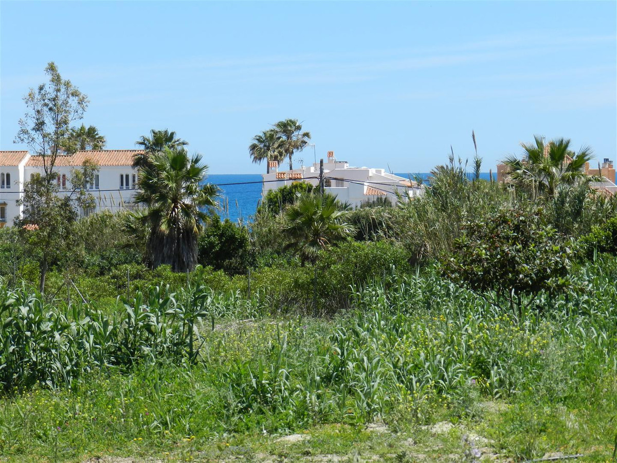 Plot of 2600 m2 installation close to the golf course Dona Julia ,
with planning permission for a 3-, Spain