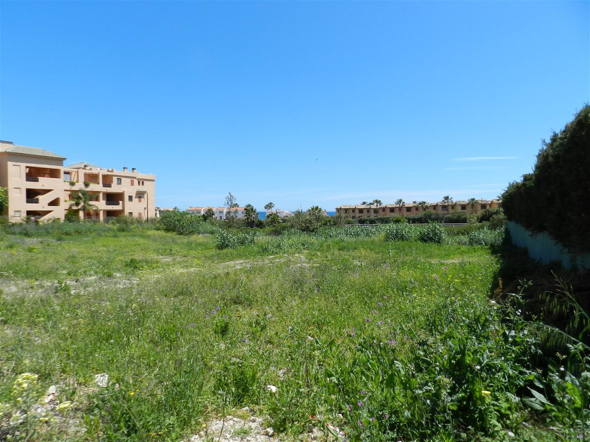 Plot of 2600 m2 installation close to the golf course Doña Julia ,