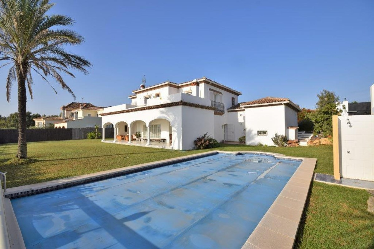 Fantastic south facing villa with amazing sea views in La Paloma, Manilva. The house consists of 4 b, Spain