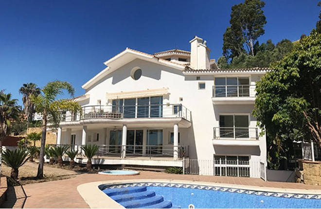 New Bank repossession. A detached 5 bedroom villa with a total built area of 1,383m² situated on a p, Spain