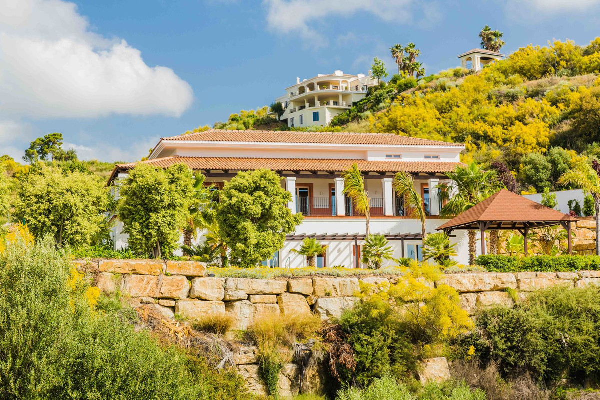 6 bedroom Villa For Sale in Benahavís, Málaga - thumb 1
