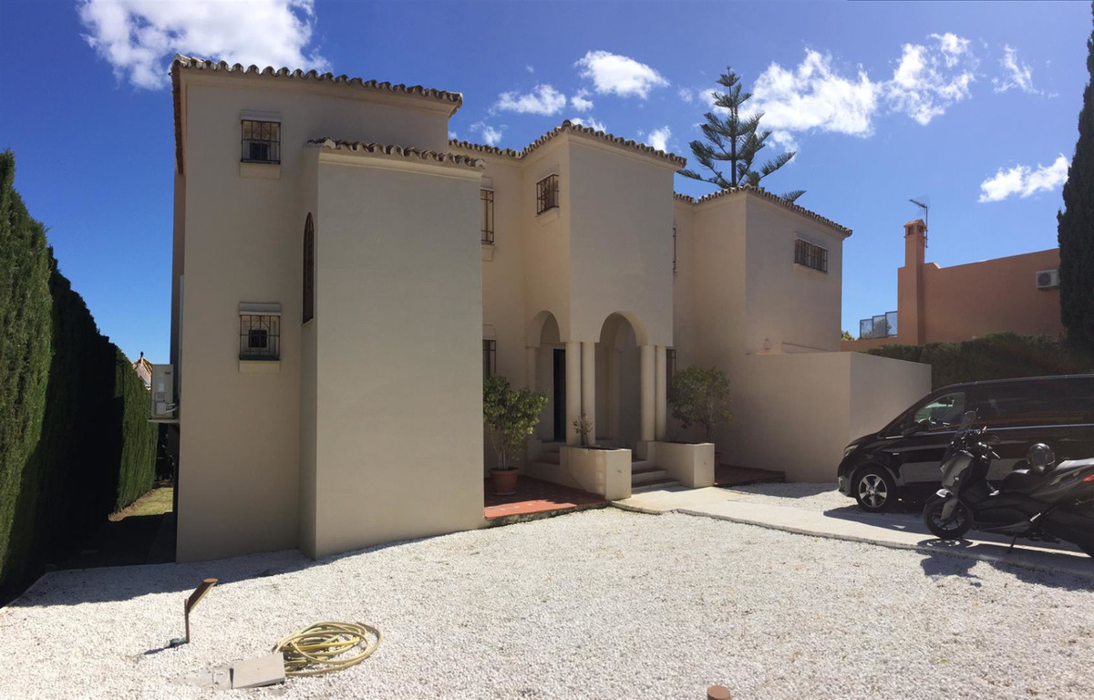 Charming Villa close to everything, walking distance to the beach and Puerto Banus facilities
Renova, Spain