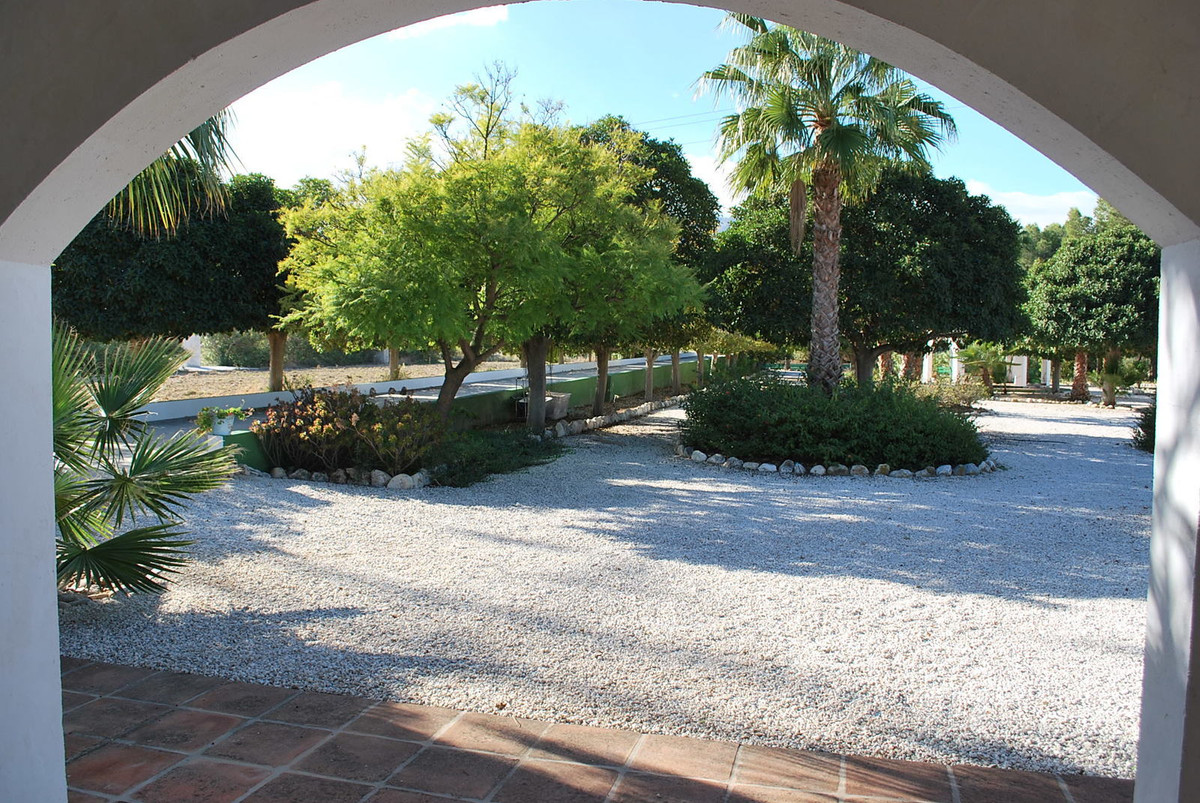 Rustic Finca Cortijo with 4 buildings at a huge plot of 23.350m2 and a pool of 600m2
