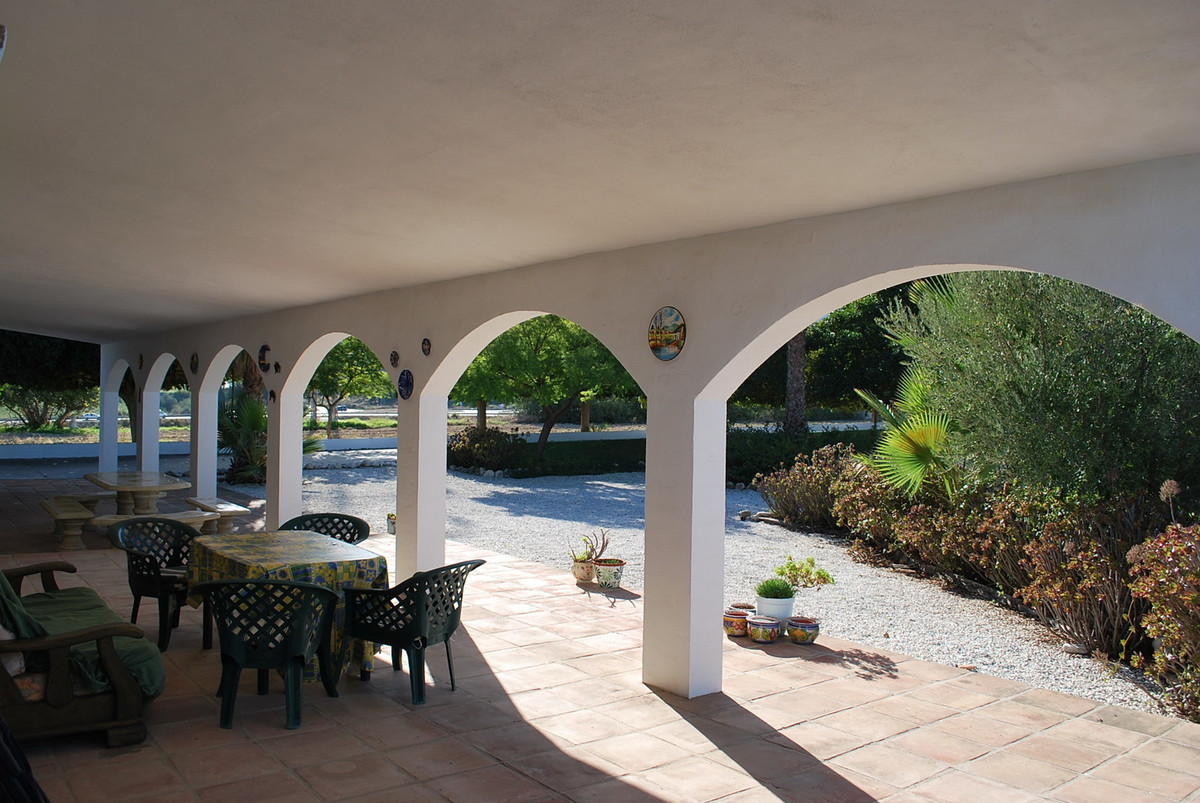 Rustic Finca Cortijo with 4 buildings at a huge plot of 23.350m2 and a pool of 600m2