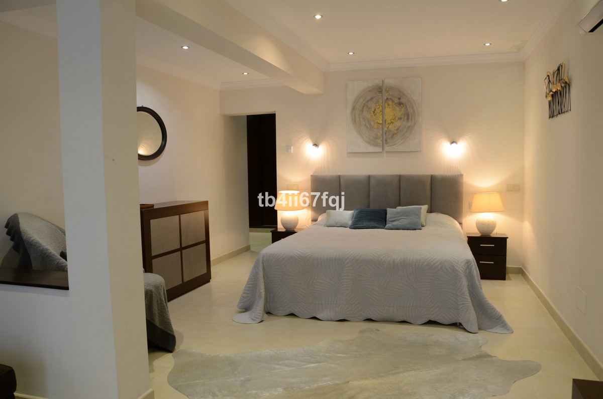 6 bedroom Villa For Sale in Hacienda Las Chapas, Málaga - thumb 15