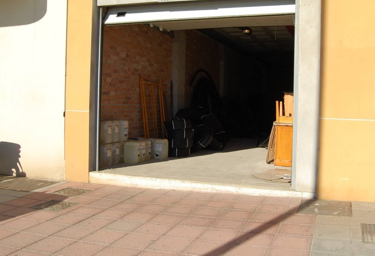 This large warehouse offers several possibilities for private or business use, such as garage for ca, Spain
