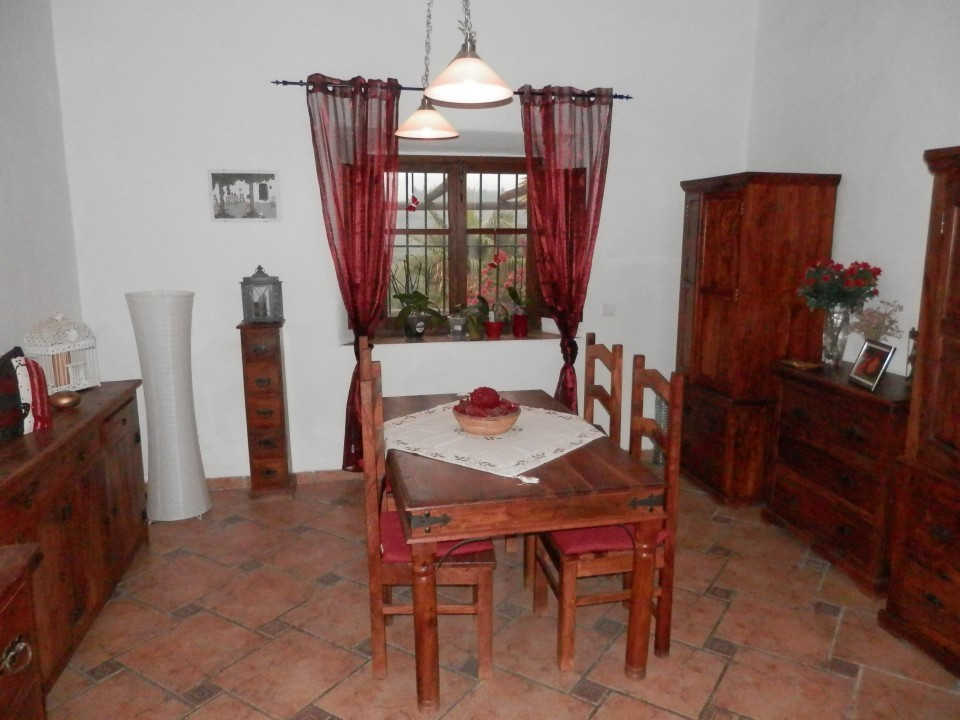 A beautiful 3 bedroom 2 bathroom country house with incredible views to the mountains and only 15 minutes to the coast.