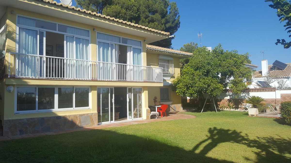 6 bedroom Villa For Sale in El Coto, Málaga - thumb 2