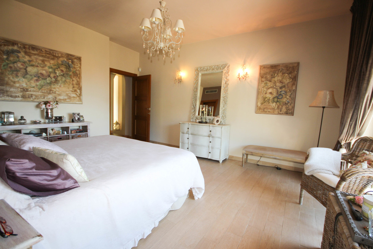 6 bedroom Villa For Sale in Marbella, Málaga - thumb 4