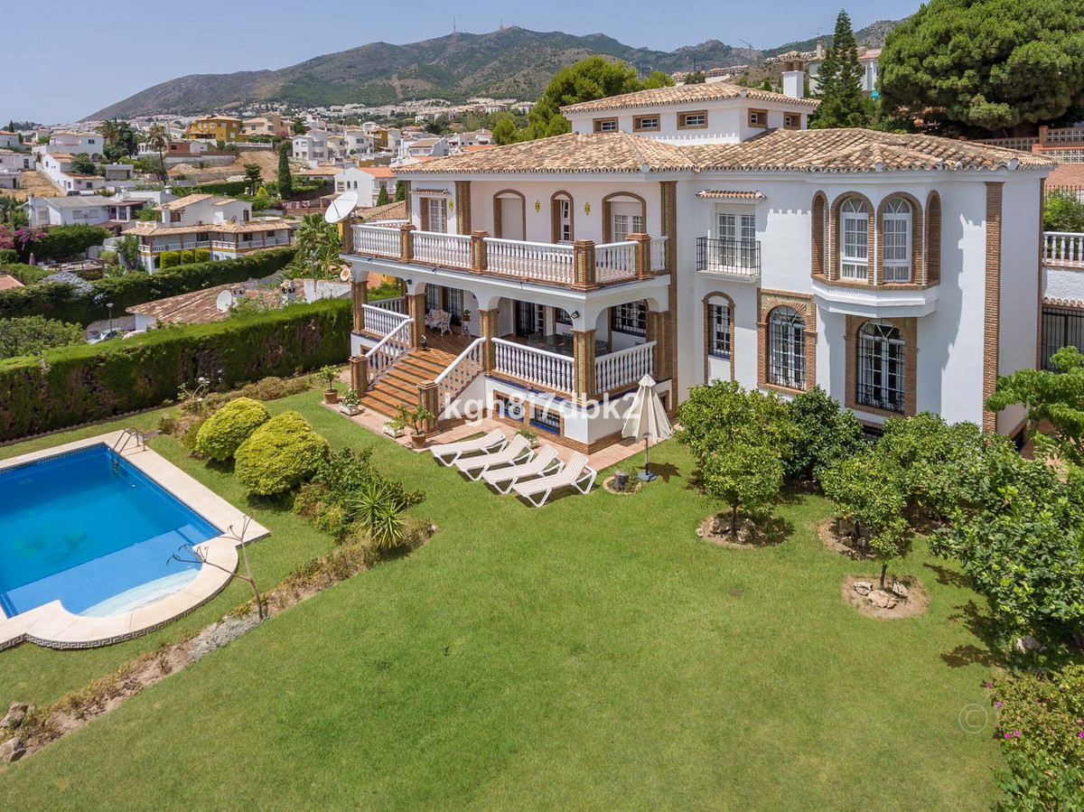 Majestic classic villa with abundance of space! built to very high standards in 1992 in the Monte Al, Spain