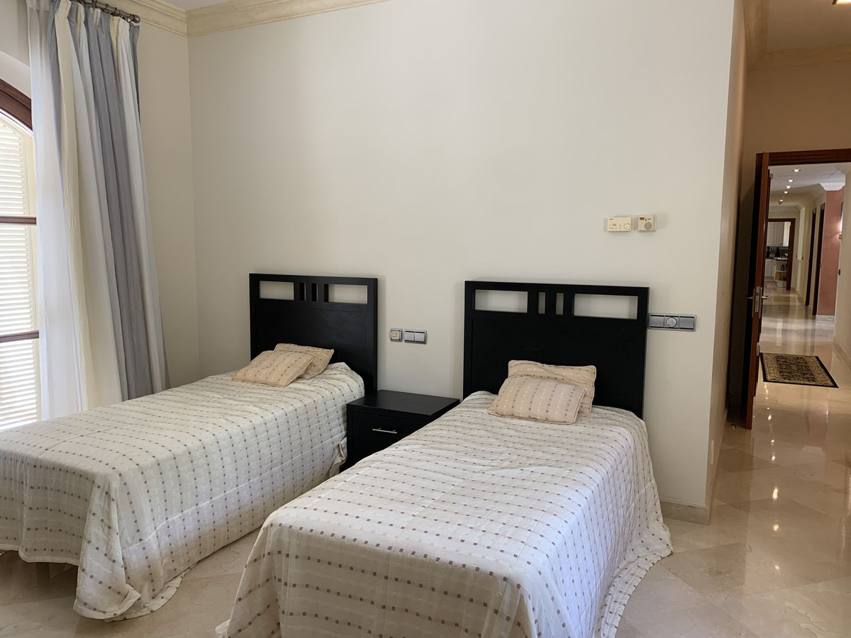 5 bedroom Villa For Sale in Sierra Blanca, Málaga - thumb 13