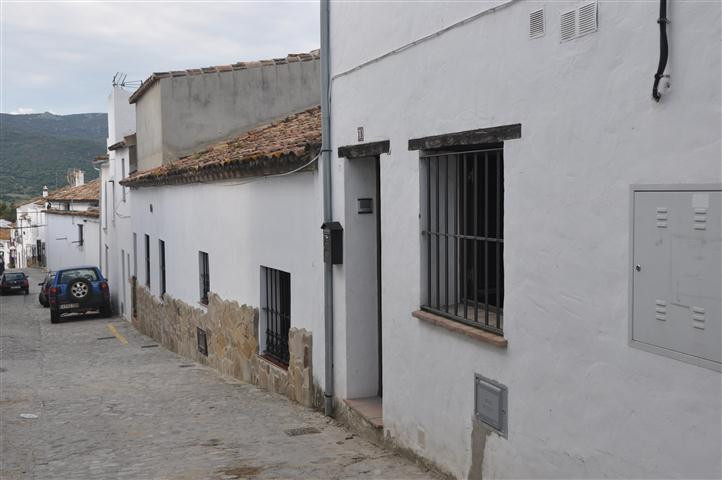 Atractive rustic style apartment, with low cealing and located in the beautiful white village of Jim, Spain