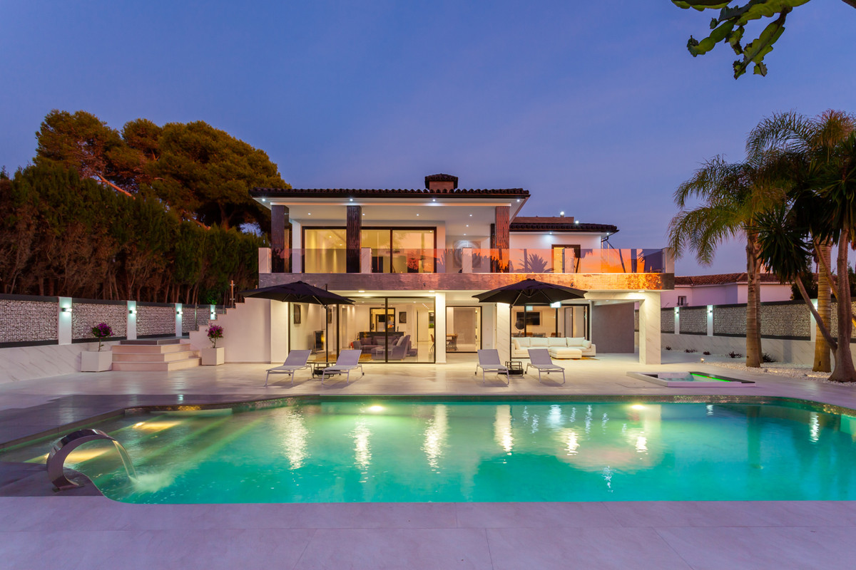 Detached Villa for sale in Los Monteros R3330439
