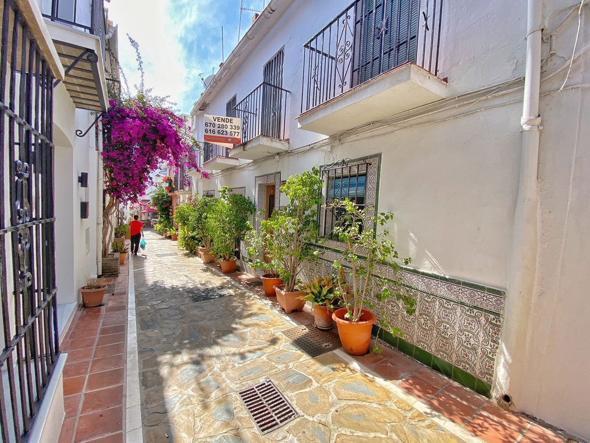10 bedroom Townhouse For Sale in Marbella, Málaga - thumb 1