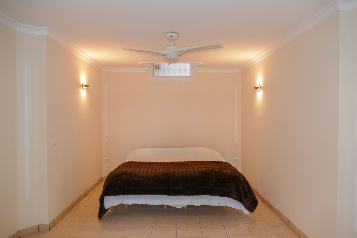 6 bedroom Villa For Sale in Mijas Costa, Málaga - thumb 9