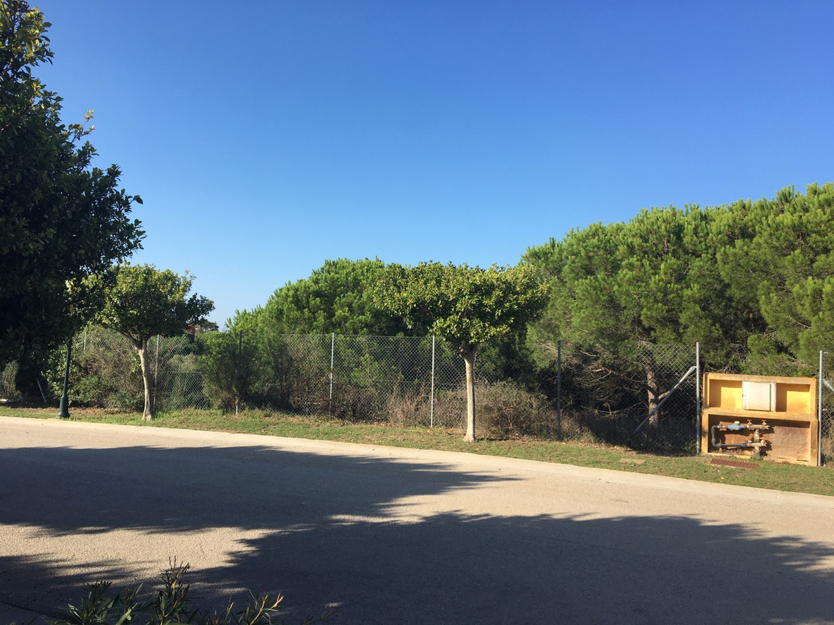 Magnificent plot in Sotogrande next to the Hotel Almenara, with views to the sea and the golf course.