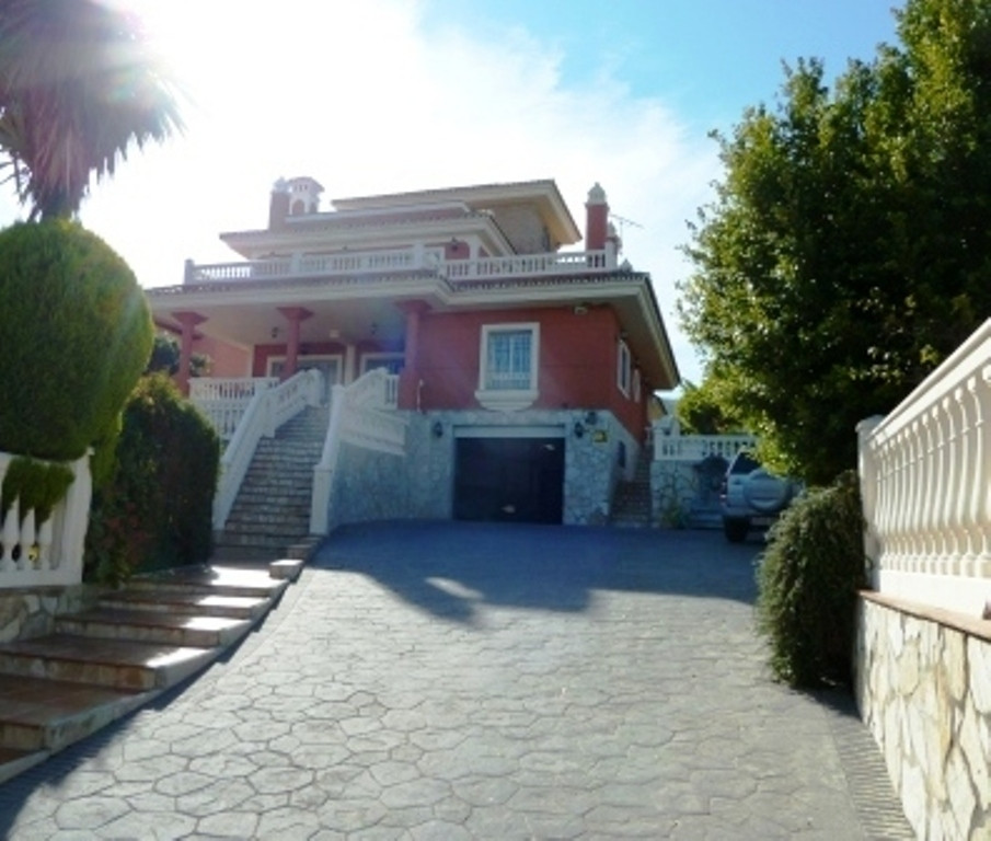 Detached Villa for sale in Alhaurín de la Torre R3536257