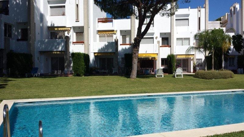 Townhouse for sale in Nueva Andalucía R2300504