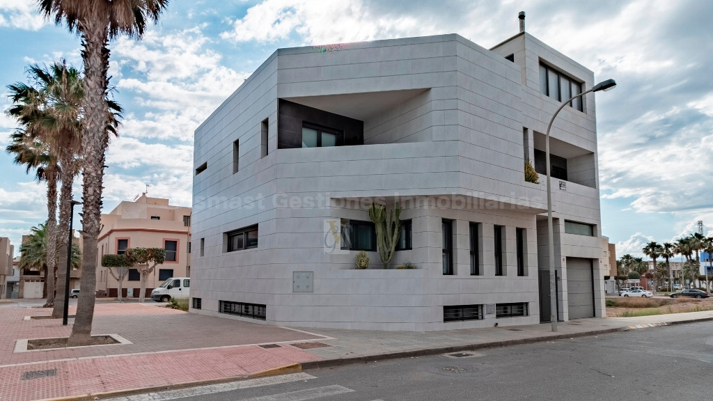 Magnificent contemporary detached villa with the highest qualities and just 400 meters from the beac, Spain