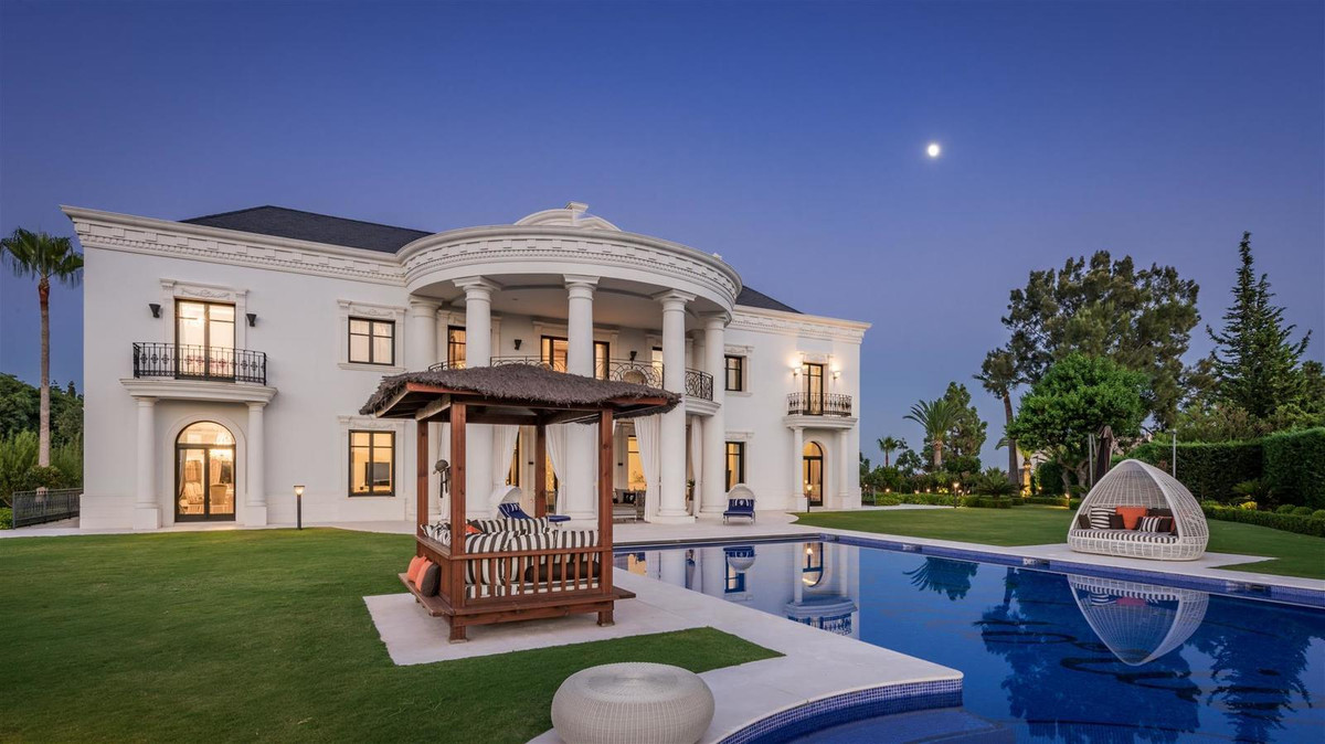 Villa for sale in Las Chapas, Marbella East