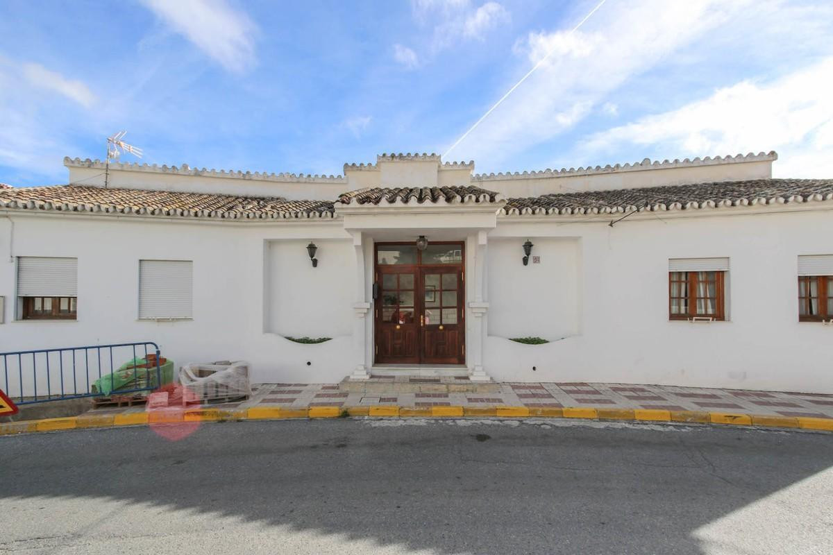 FULLY LICENSED HOTEL

. Great Location
. Open Views
. POPULAR VILLAGE
. Possible Airbnb income
. Clo, Spain